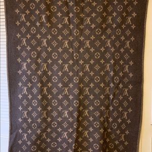 This classic Louis Vuitton Monogram blanket in wool and cashmere.